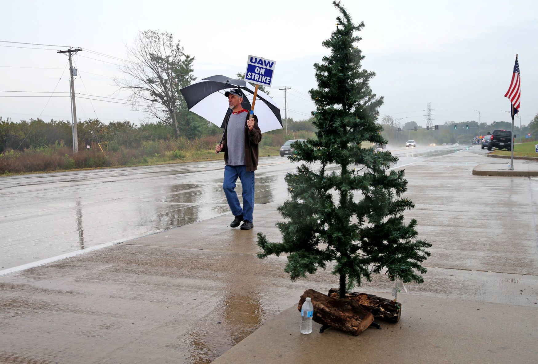 GM workers resolute as UAW strike nears a month